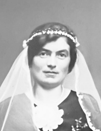 Fink, Anna, geb. 1904, Portrait
