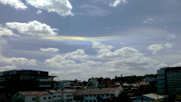 Zirkumhorizontalbogen am 26. Juni 2014, aufgenommen um 13:12 Uhr. Ein Mausklick auf das Bild vergrößert es. Zirkumhorizotalbogen